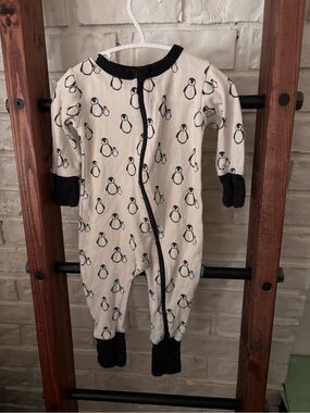 🌻3/$35 🌻 Parade Penguin Print One-Piece Sleeper 6-12mo